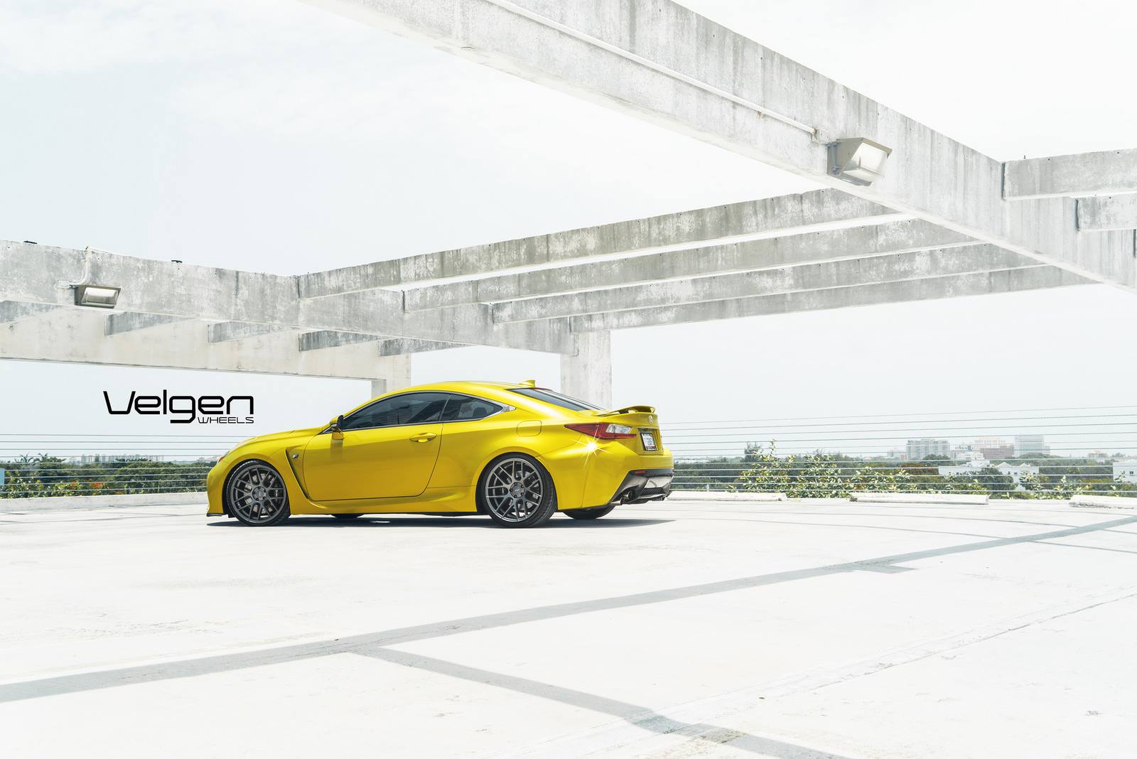 Желтый Lexus RC F на великолепных дисках Velgen